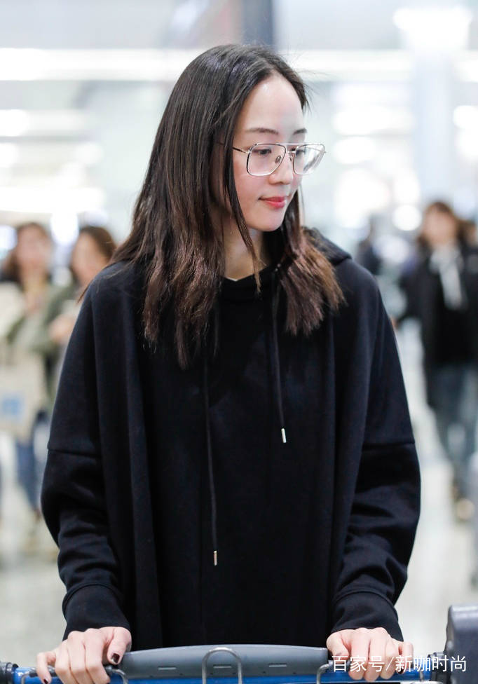 女神|素颜才是检测颜值真标准!张钧甯黑色卫衣配眼镜,气质大方出众