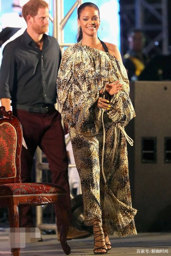 带着|蕾哈娜这身霸气！超大耳环美的真嚣张