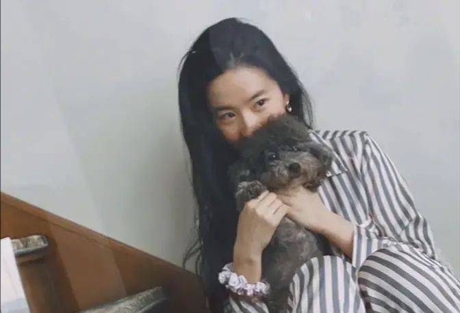 显得|网友偶遇刘亦菲逛街，带保镖好大排场啊，瘦下来终于没了大妈感!