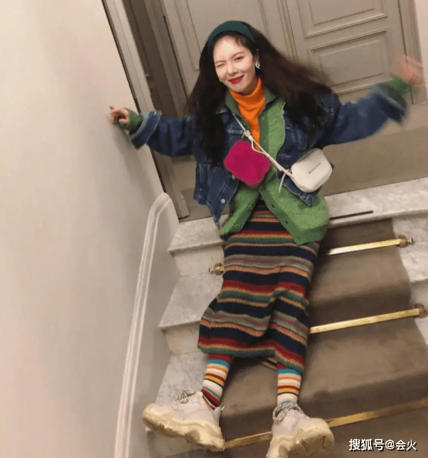 特色|泫雅晒个人照，银色抹胸性感妩媚，染海蓝色头发皮肤白到发光