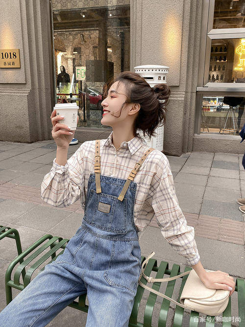 小姑娘|40岁董洁穿得像个小姑娘,背带裤搭泡泡袖毛衣,减龄效果满分!