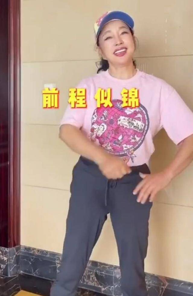 长裤|刘晓庆穿粉色T恤配长裤亮相,68岁还穿得像少女,日子过得真不错