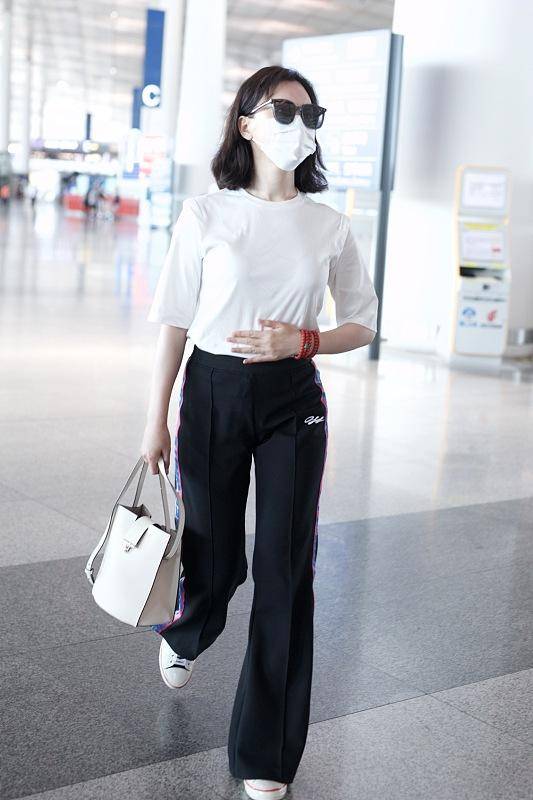 &quot|跟着＂气质美女＂陈数学穿搭，身穿白T日常休闲，还有很强的舒适感