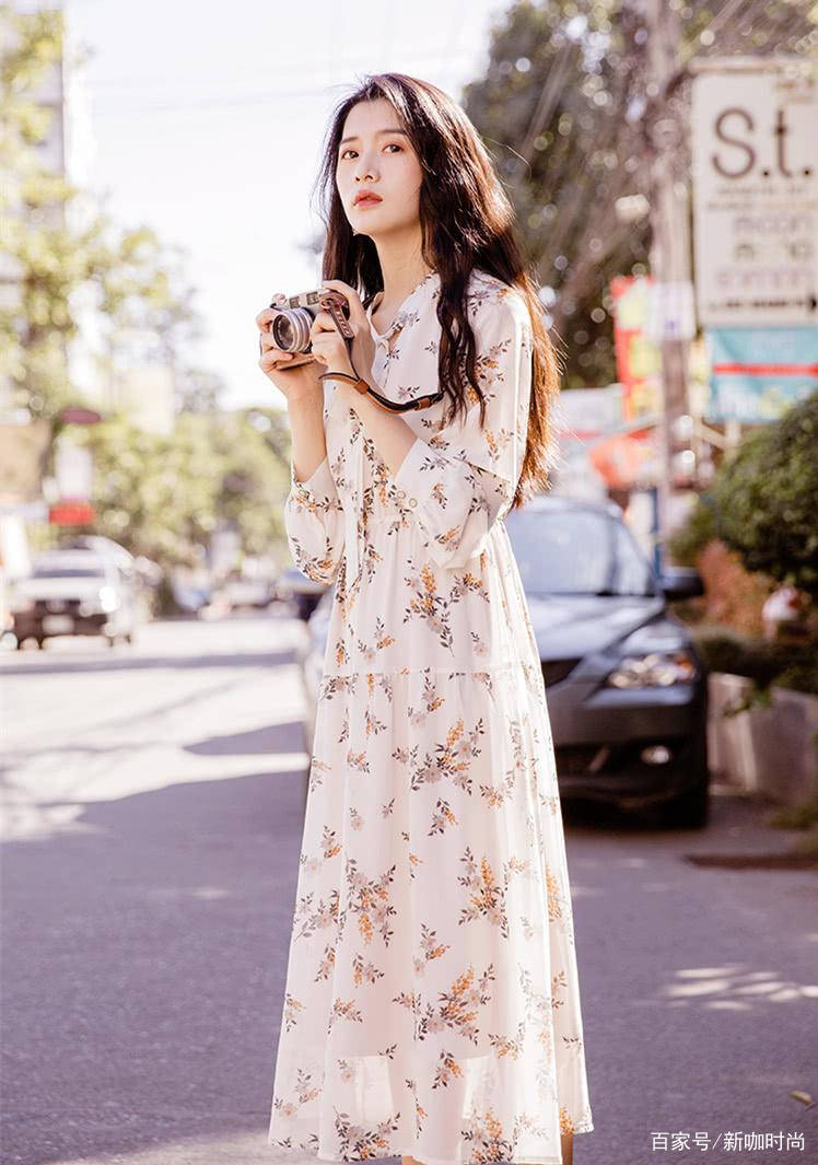 样式|李菲儿初夏Look学起来，方领碎花裙演绎浪漫风情，欧式高级感满分