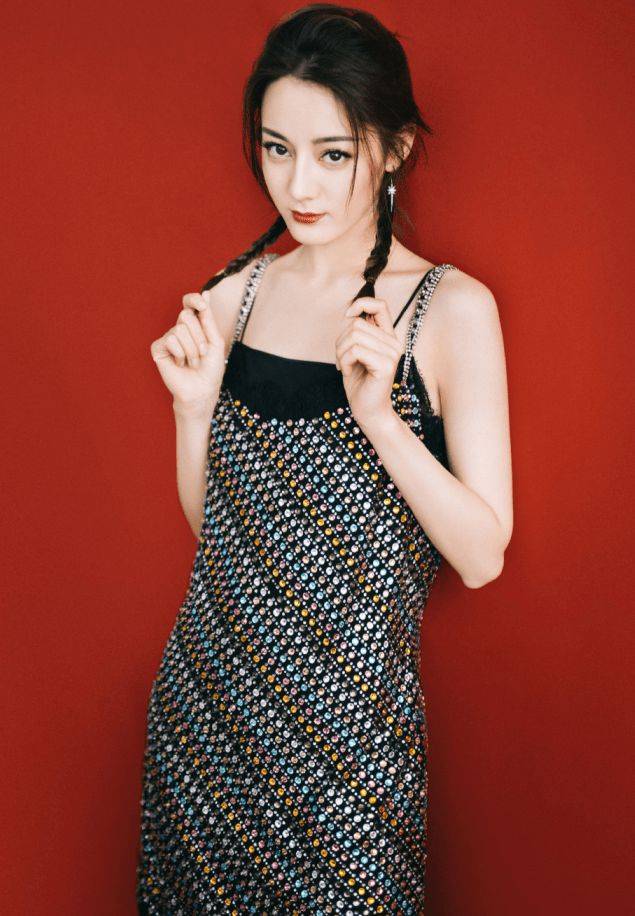 亮片|明星的时尚穿法，穿吊带裙还要叠穿一件，没想到却意外美艳动人！