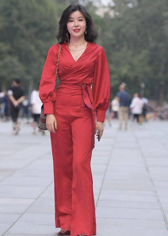 展现|绿色上衣搭配紧身牛仔裤,美女出彩搭配彰显别样魅力,与众不同