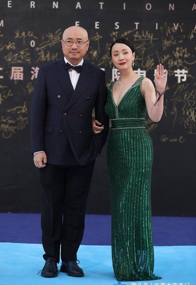身材|陶虹哪像奔五的人，身穿紧身裙更显气质，但小肚腩却暴露真实年龄