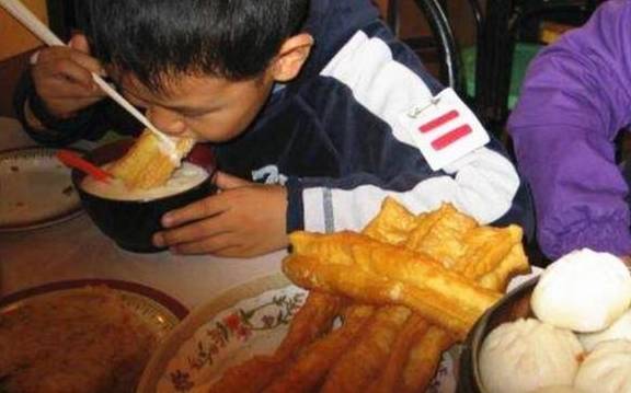 食品|这4种早餐不健康，被称“中国式糊弄早餐”，很多家长还在天天买