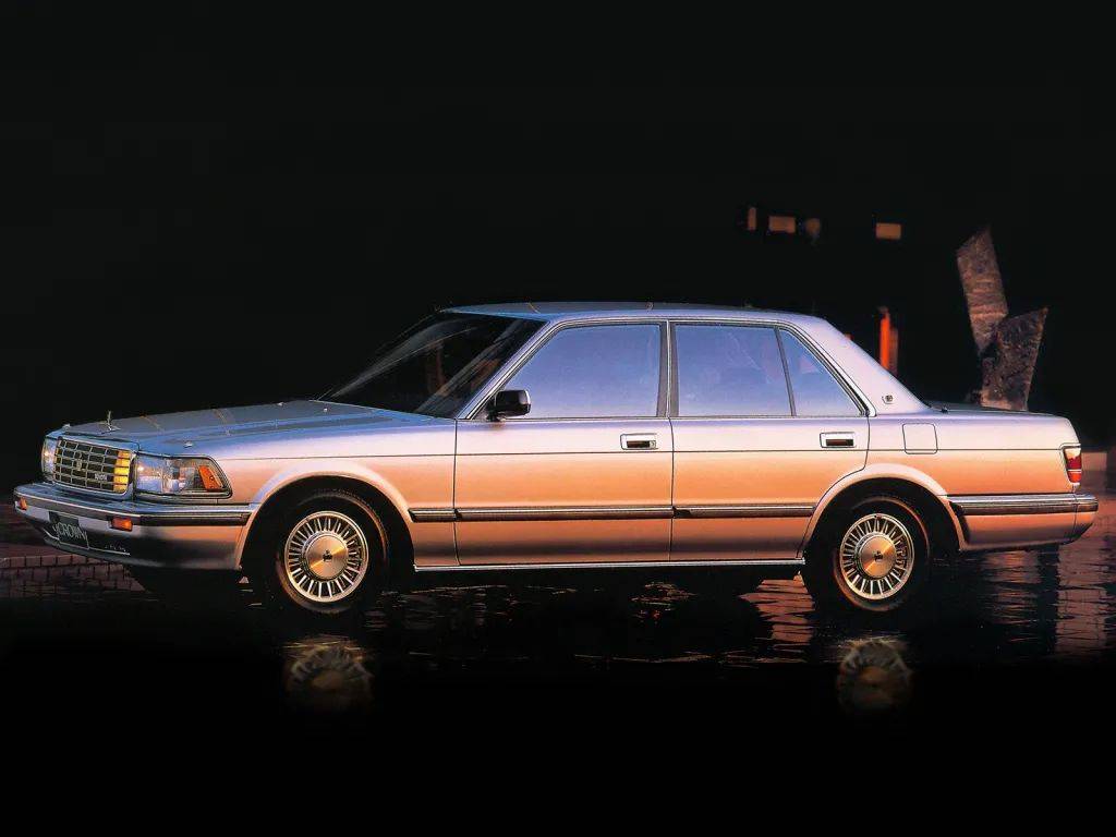 丰田皇冠历代车型回顾下丨丰田皇冠依旧活跃在车市