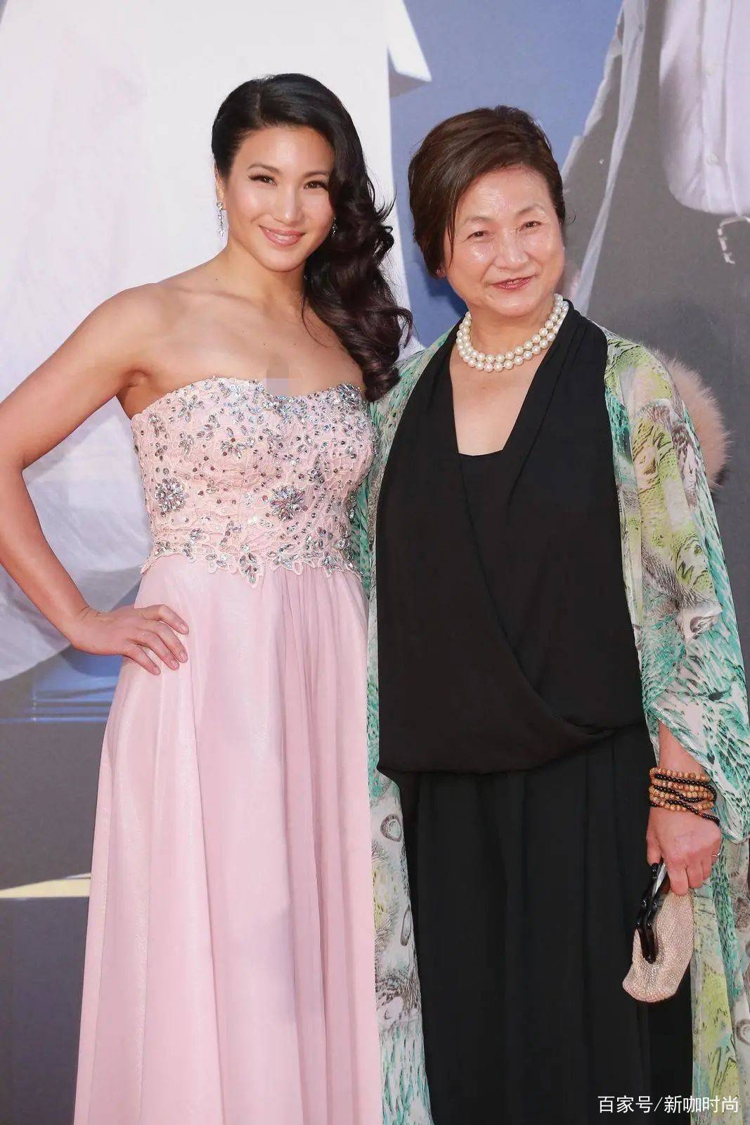 面料|郑佩佩女儿晒孕期美照，穿一字肩灰裙娴雅又温柔，纤瘦体态惹人羡