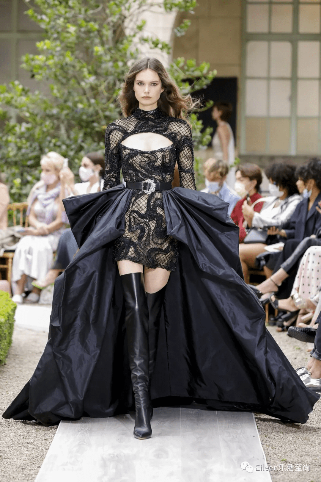 花朵|女星内卷必争？这场撒钱的盛宴到底有什么好看？