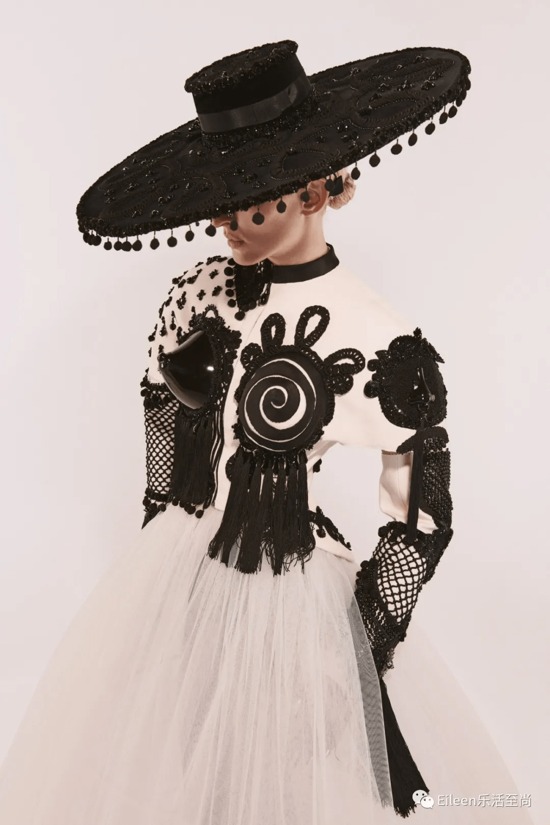 花朵|女星内卷必争？这场撒钱的盛宴到底有什么好看？