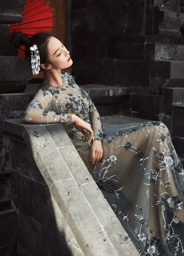 黑色|张馨予身材一绝，短发帅气，长发优雅