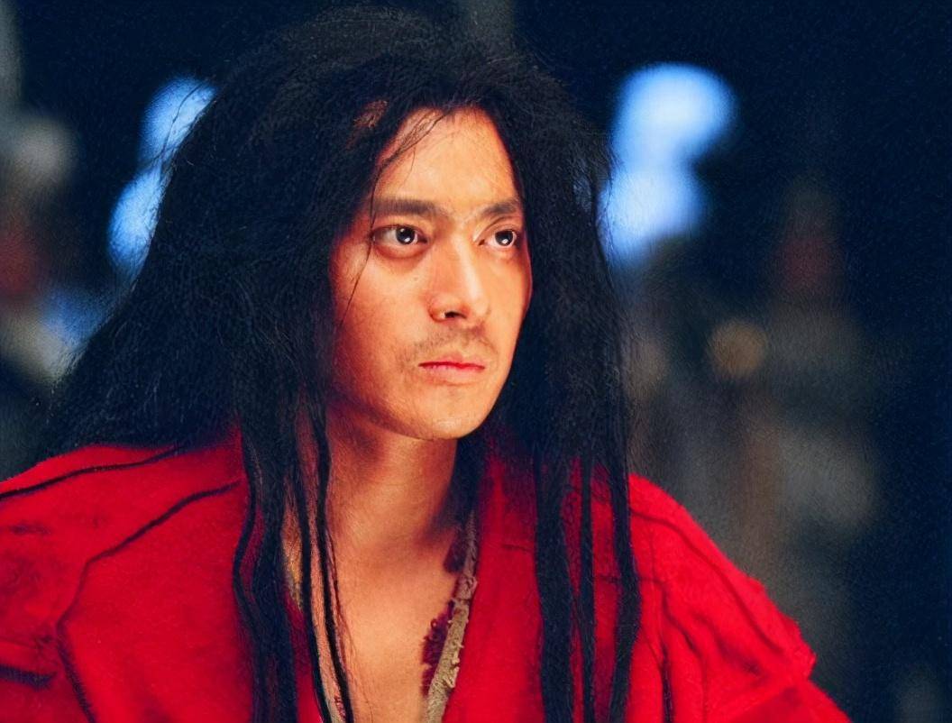 原创拍戏被炸双目失明,患抑郁症险自杀,39岁视帝张桐,他真不容易