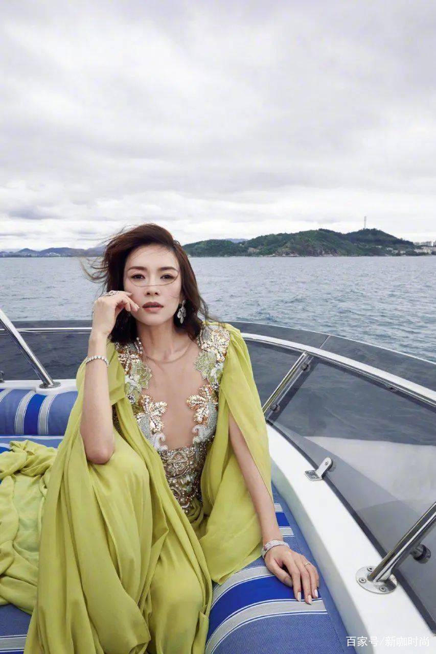 样式|这驾驭力绝了！章子怡穿“芥末绿”长裙华丽复古，女神范满分