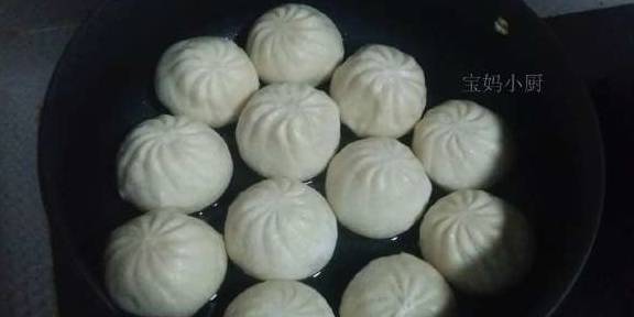 做法|偷懒做的早餐全家吃上瘾,暄皮脆底,鸡蛋抱着包子一锅出,遭抢