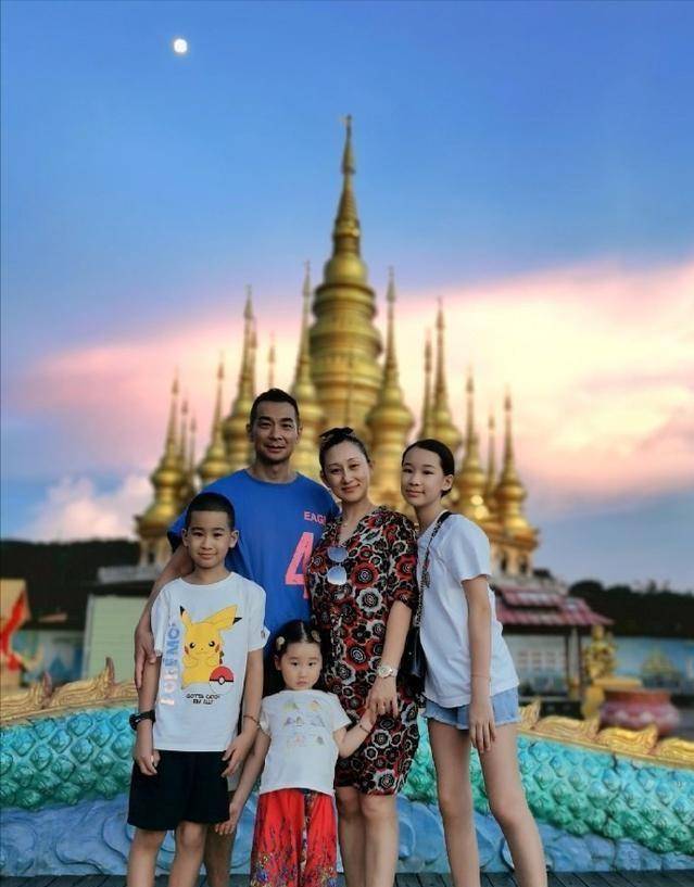 未成年|14岁大女儿和赵文卓只差半头，未成年腿就那么长，穿短裤更显优势