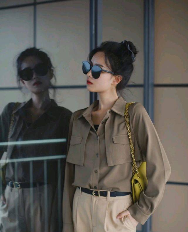 服装|极简的穿搭风格看似随意，却不经意间透露着高级，温柔又有气质