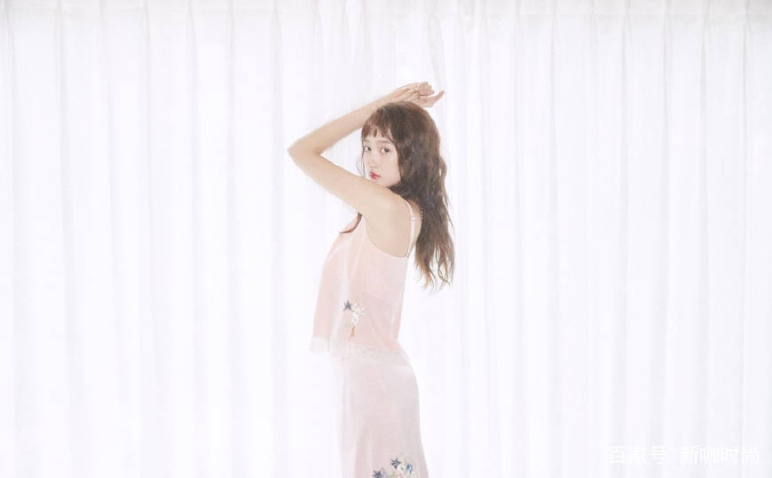 女神|让人眼前一亮！关晓彤复古齐刘海配吊带粉裙，美到认不出！