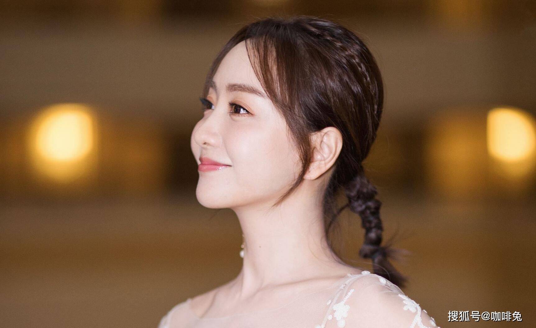 身材|40岁的杨蓉秀时尚，大胆尝试“慵懒风”，简直不要太迷人了