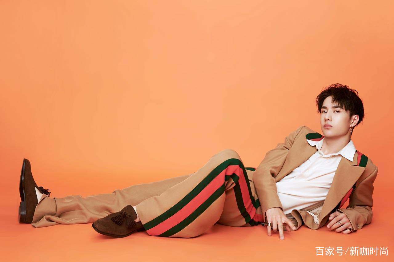 外衣|王一博化身翩翩公子，高马尾搭薄纱外衣，气场强大霸气侧露