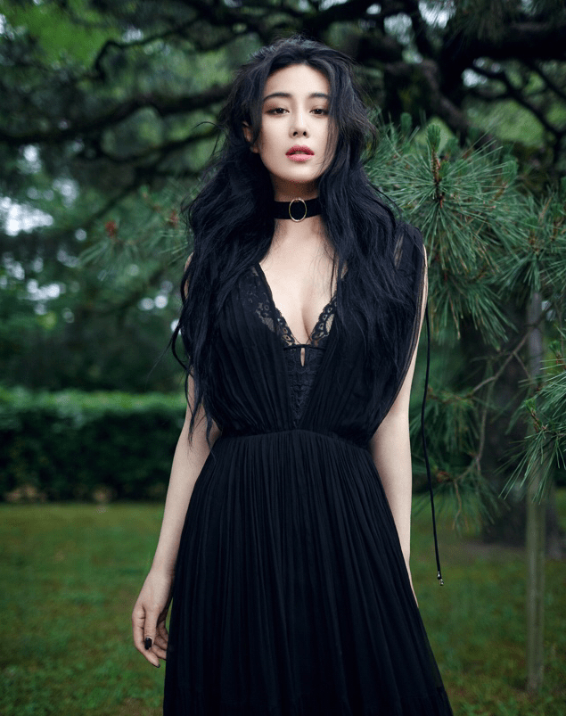 黑色|张馨予身材一绝，短发帅气，长发优雅