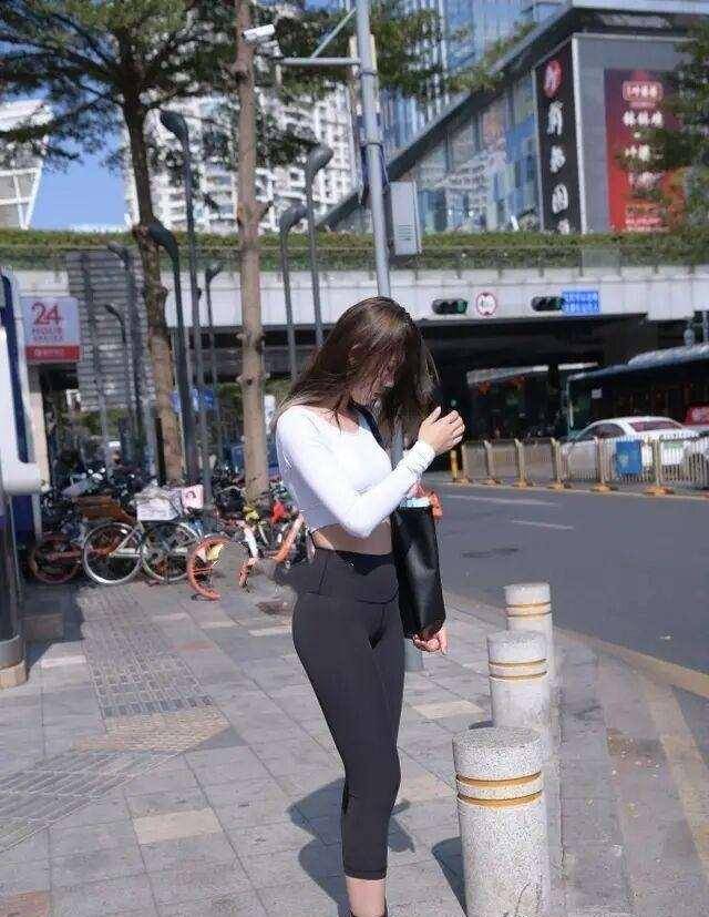黑色|纯白色紧身上衣搭配黑色紧身打底裤,让皮肤看起来很明亮