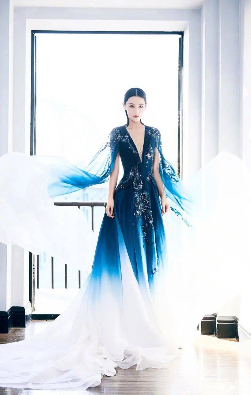 样式|张馨予美到炸裂!穿深V渐变裙化身“星月女神”,戴上头冠更霸气