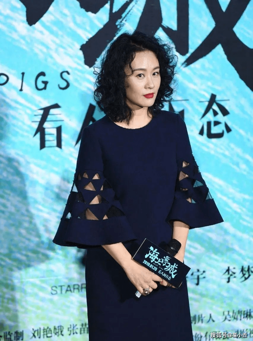 身材|邬君梅年过半百气质更惊艳，穿玫红色连衣裙也不俗气，自带高级感