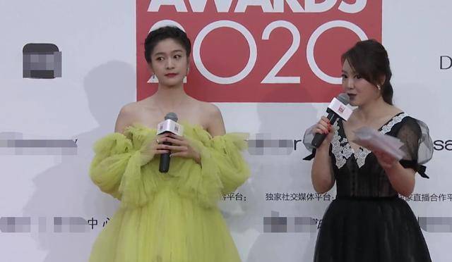 钟楚曦|风尚大典女星比美：辛芷蕾裙子太紧挤出肉，95花齐穿粉裙有点土