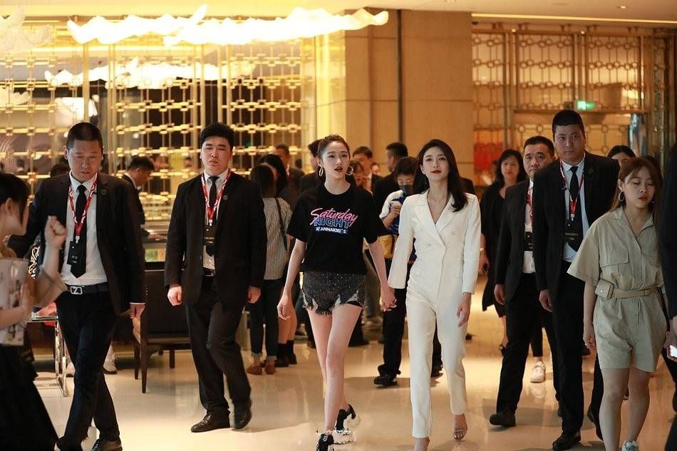 杀手|关晓彤真是合照杀手，江疏影和她同框都没赢，格格穿短裤腿太长