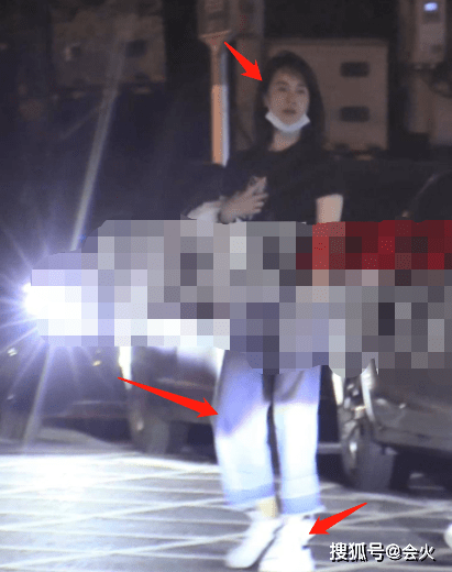 整体|左小青素颜与好友散步被拍，皮肤白皙光滑，当街抚弄秀发温柔十足
