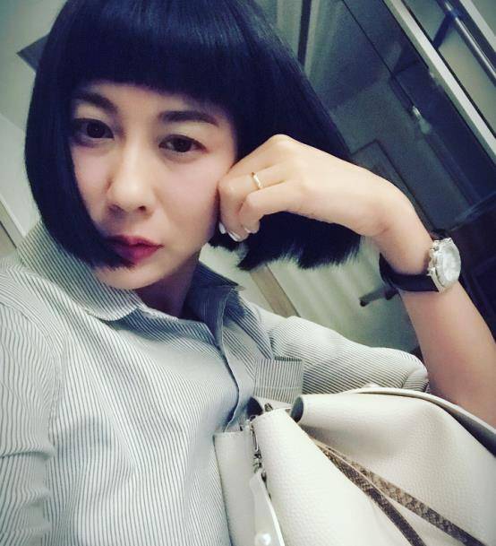 服装|张翰的妻子看着挺普通的，但平时却很有气质，带娃的样子更温柔