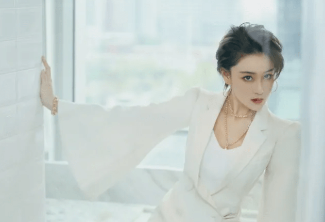 黑色|张馨予身材一绝，短发帅气，长发优雅