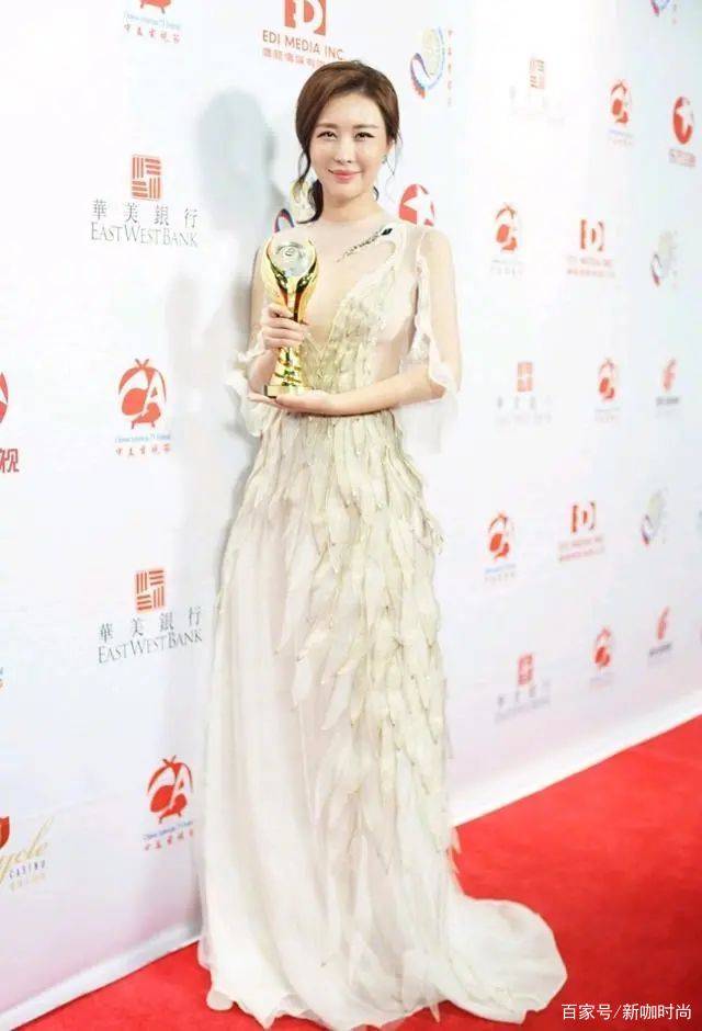 田朴珺|39岁田朴珺晒运动照,小吊带搭配紧身裤,嫁王石后越活越年轻