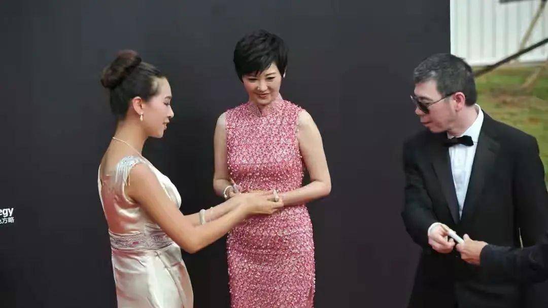 样式|徐帆眼光够到位，一袭粉色紧身旗袍加身，尽显曼妙S型曲线