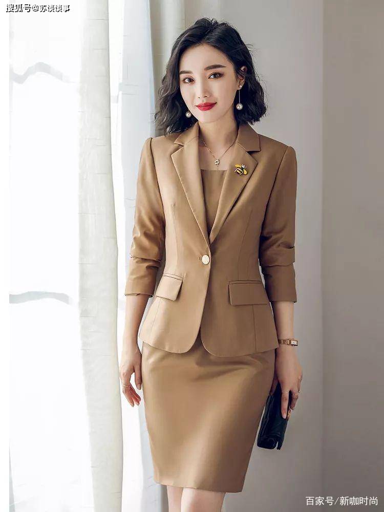 大气|40岁张柏芝，头发染半截红，黑西装配俏皮内搭，美得让人心动！