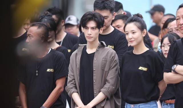 赵默|“小何以琛赵默笙”再次合作，二人穿搭虽简单，但还挺时髦养眼的