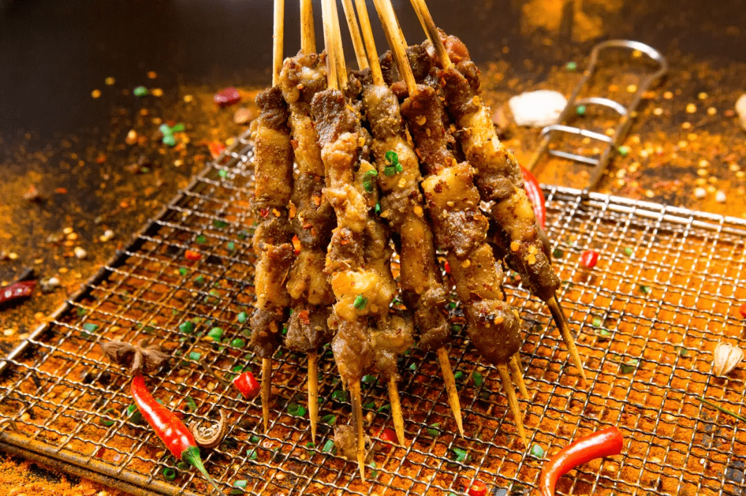 这个夏天,一根羊肉串撑起超40亿估值_烧烤摊