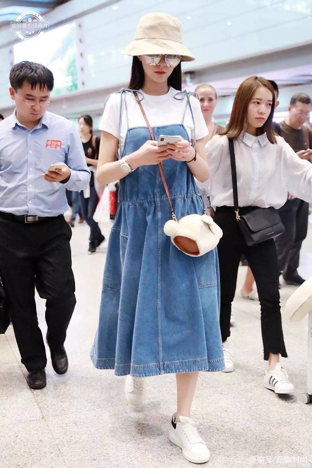 牛仔|沈梦辰困成这样赶飞机，黑白搭休闲又时髦，屡屡揉眼呆萌感十足