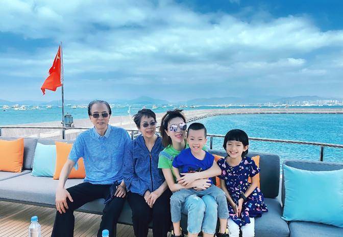 身材|金巧巧外出吃大排档,穿百元T恤怼脸直播,鸡蛋白肤质比爱豆还嫩