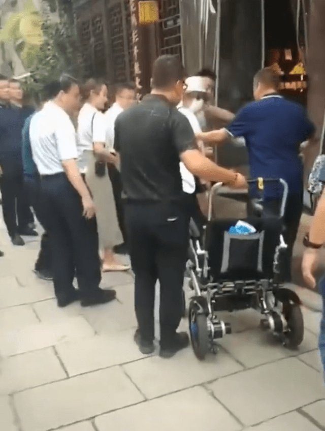 内地|洪金宝罕携妻内地度假，身形暴瘦俩人搀扶走不动，妻子拿手机拍不停