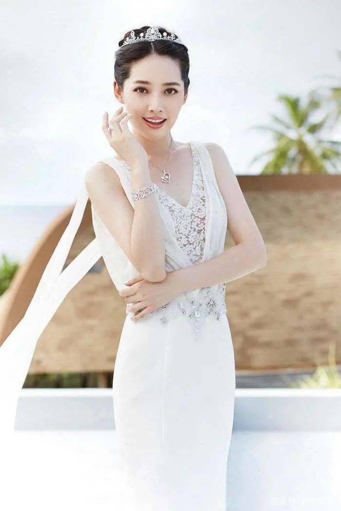 女神|郭碧婷气质太“仙儿”，穿飘逸花裙温柔又大气，女神范妥妥的！