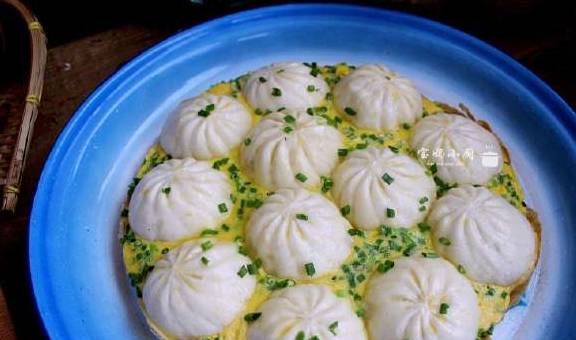 做法|偷懒做的早餐全家吃上瘾,暄皮脆底,鸡蛋抱着包子一锅出,遭抢