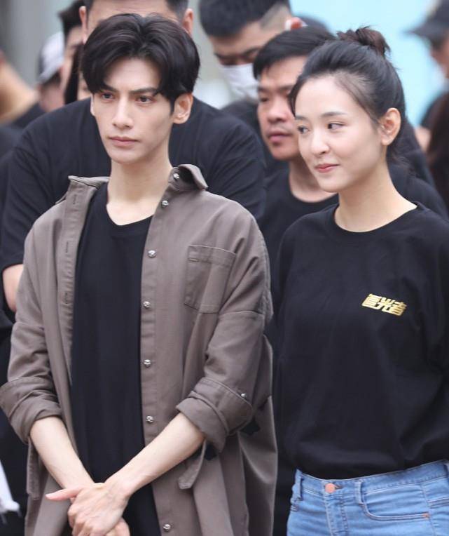 赵默|“小何以琛赵默笙”再次合作，二人穿搭虽简单，但还挺时髦养眼的