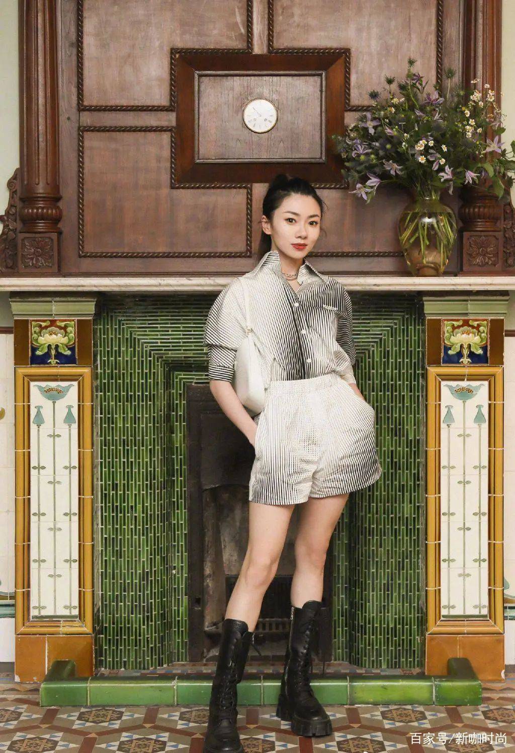 因为|郑恺前女友衣品越来越好，渐变色套装搭马丁靴，Prada包包亮了