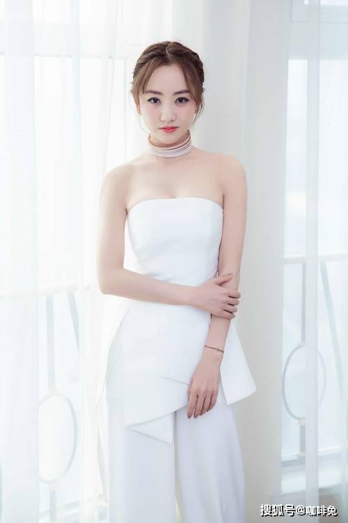 身材|40岁的杨蓉秀时尚，大胆尝试“慵懒风”，简直不要太迷人了