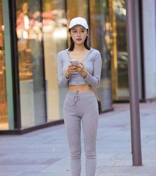 显得|黑色的紧身裤，结合一双亮色高跟鞋，依旧那么亮眼