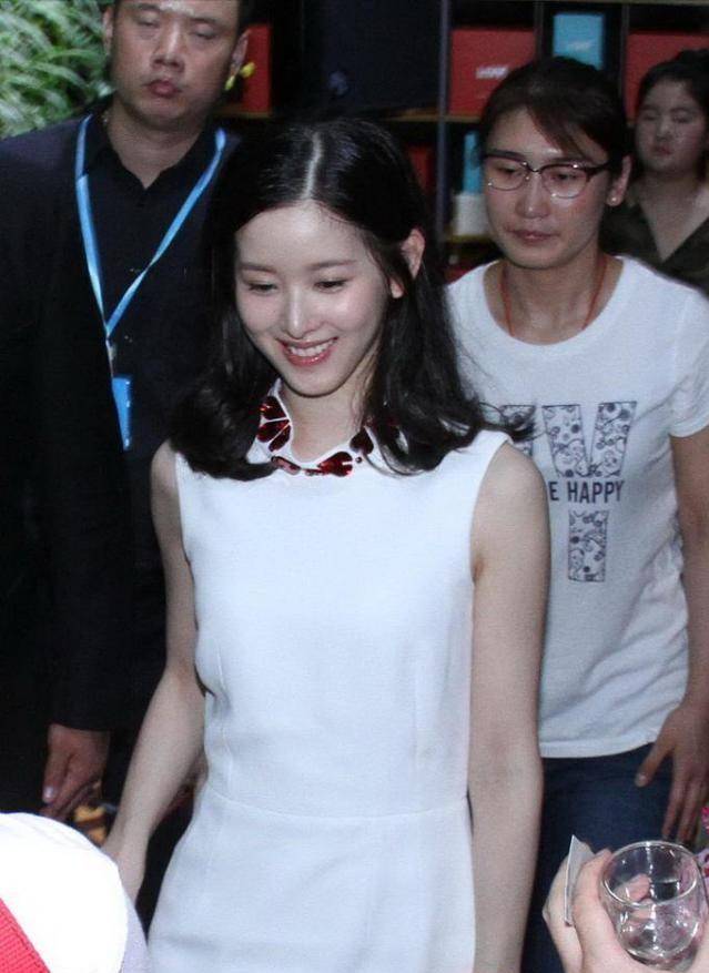 进行|“阔太”章泽天穿白色砍袖裙，看着很有少女感，减龄又可爱