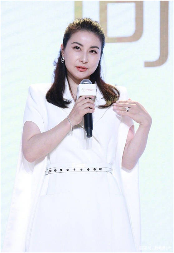 都说|都说郭晶晶旺豪门，看她这身白色斗篷装，肌肤娇嫩似少女